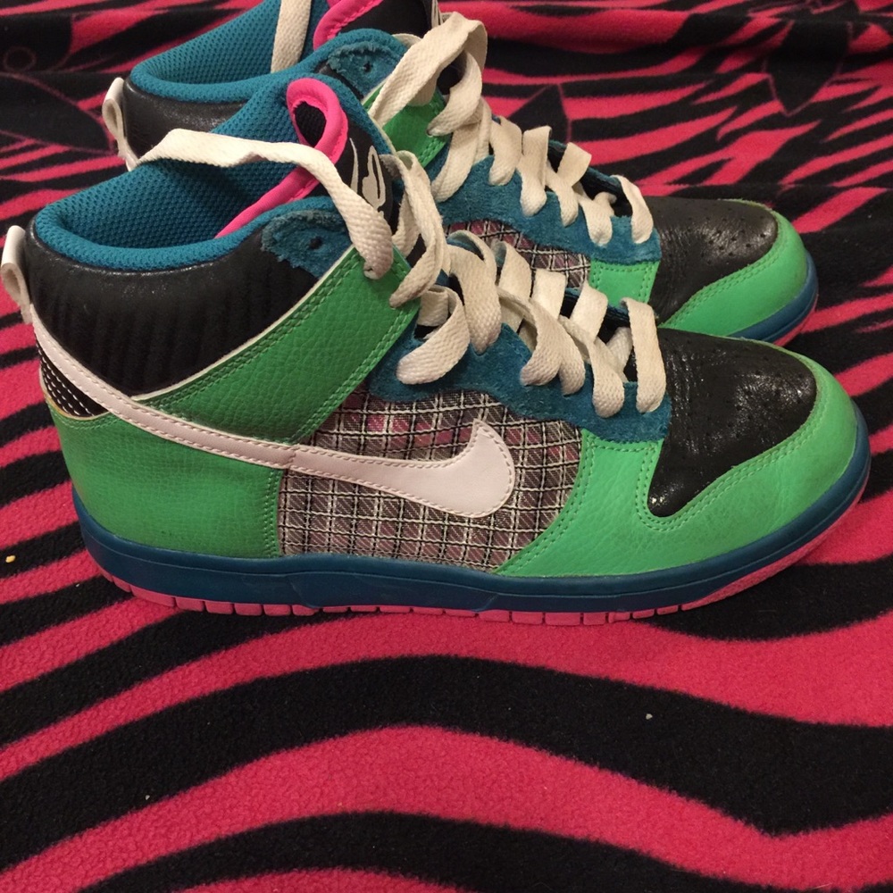 Exclusive Nike Dunks - Picture 2 of 5